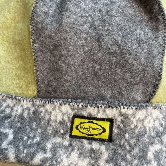 Woolflower 100% Wool Green Gray Warm Winter Beanie Hat Flower Top Womens - Picture 4 of 8
